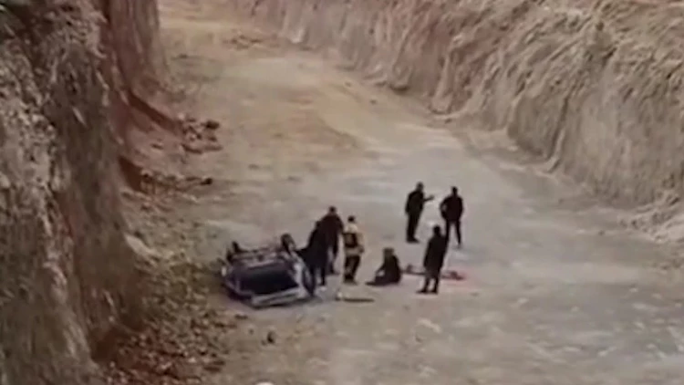 Şanlıurfa’da Feci Kaza 8 Metrelik Çukura Uçan Otomobilde 1 Ölü 1 Yaralı