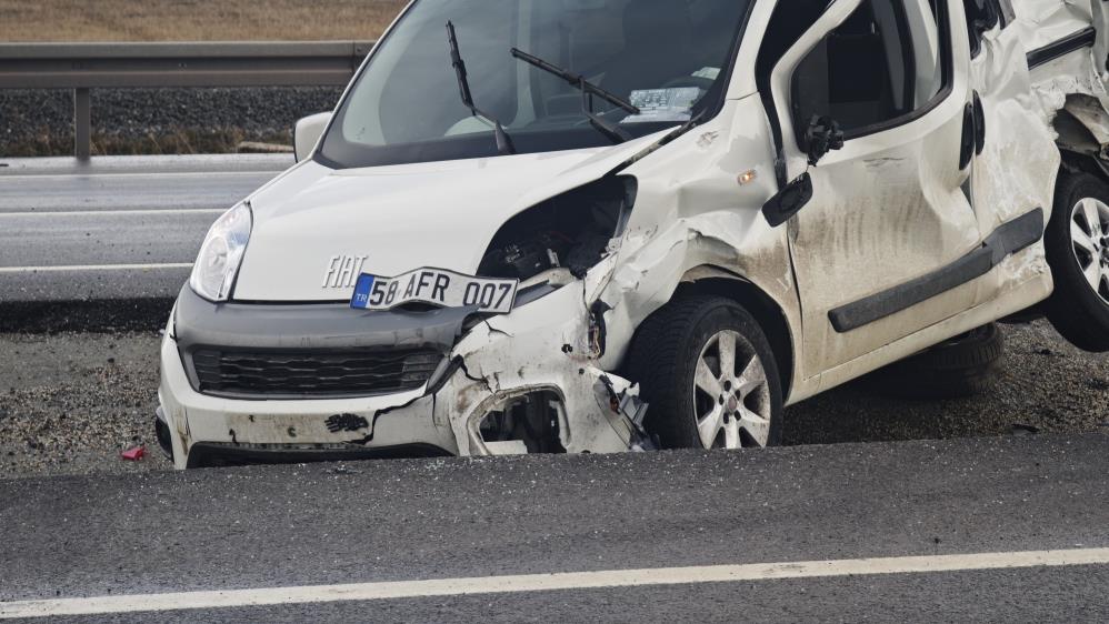 Sivas’ta Korkunç Kaza Emniyet Kemeri Takmayan Sürücü Ağır Yaralandı Sivas’ta Korkunç Kaza Emniyet Kemeri Takmayan Sürücü Ağır Yaralandı