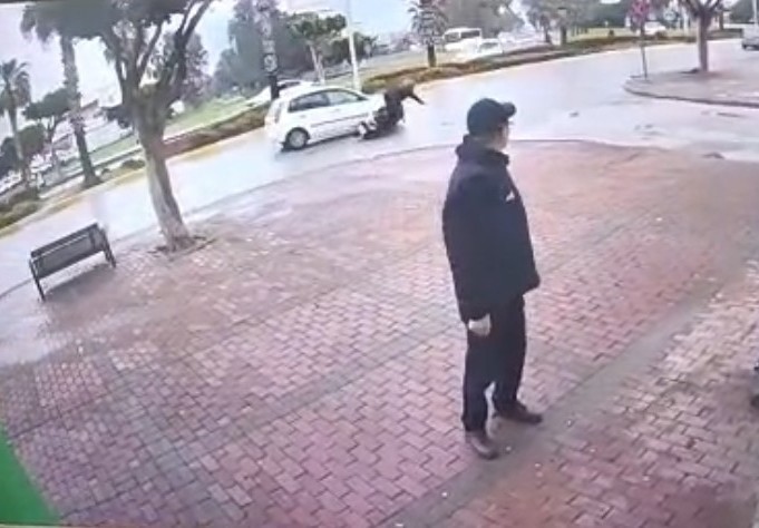 Antalya’da Korkutan Kaza Elektrikli Bisiklet Sürücüsü Yola Savruldu Anlar Kamerada