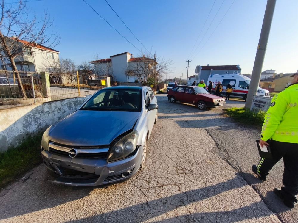 Keşan’da Kavşakta Korkutan Kaza İki Otomobil Çarpıştı 1 Yaralı