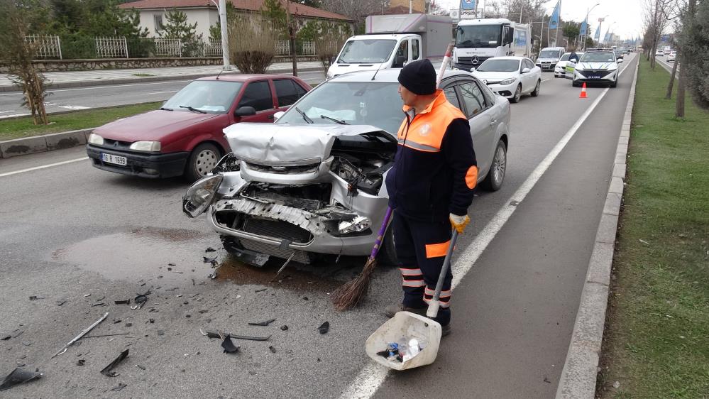 Malatyada İki Araç Çarpıştı Trafik Kazasında 1 Kişi Yaralandı Malatyada İki Araç Çarpıştı Trafik Kazasında 1 Kişi Yaralandı