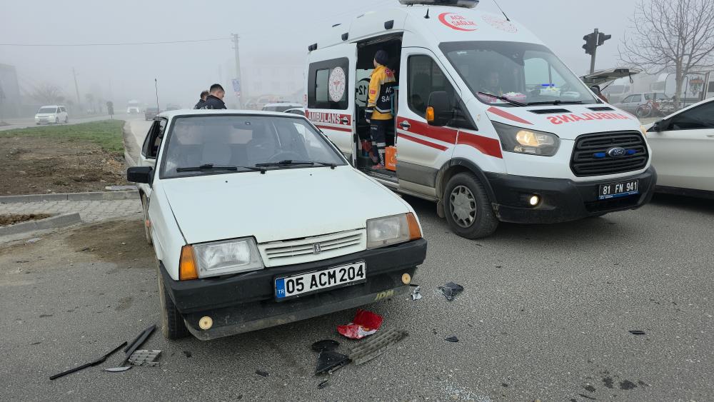 Düzce’de Kavşakta Feci Kaza 4 Kişi Yaralandı
