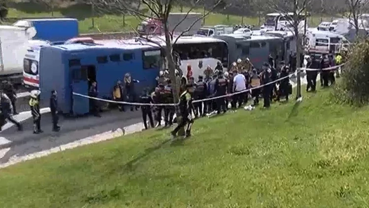 İstanbul’da Cezaevi Nakil Araçları Birbirine Girdi 17 Yaralı