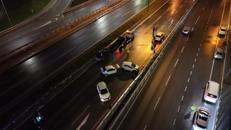 Ataşehir’de Zincirleme Kaza 8 Araç Birbirine Girdi 4 Yaralı Ataşehir’de Zincirleme Kaza 8 Araç Birbirine Girdi 4 Yaralı