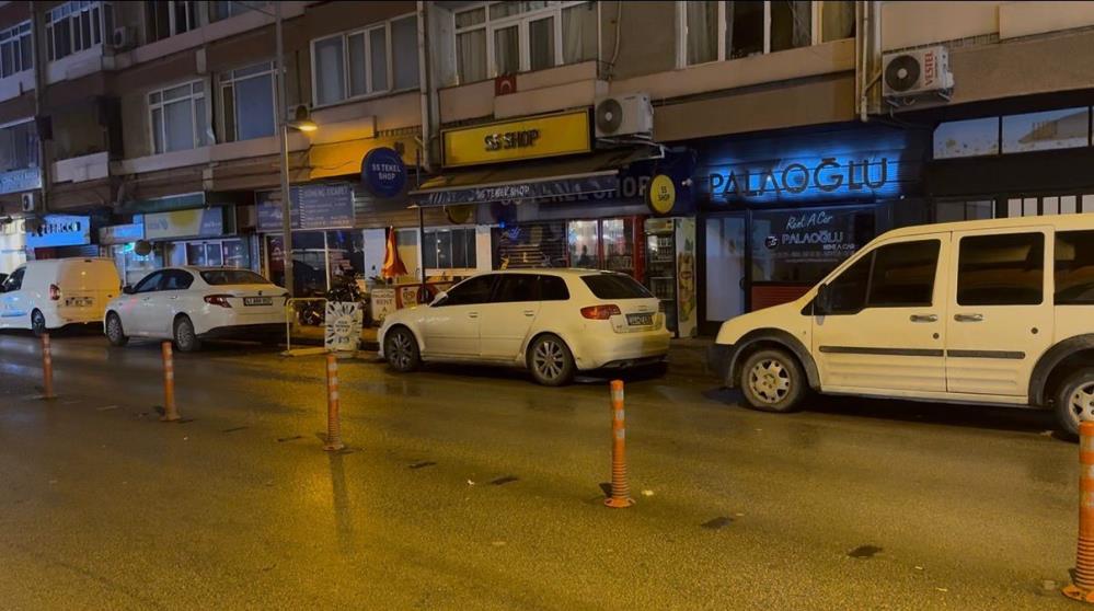 İzmit’te Bıçaklı Kavga Yaralı Genç Dükkana Sığınarak Canını Kurtardı İzmit’te Bıçaklı Kavga Yaralı Genç Dükkana Sığınarak Canını Kurtardı