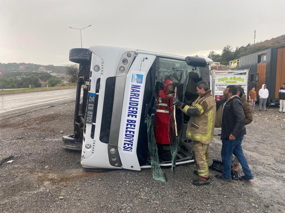 İzmir’de Sporcuları Taşıyan Otobüs Devrildi 4 Yaralı