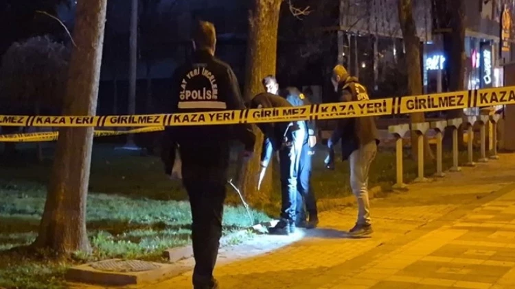 Malatya’da Arkadaş Kavgası Kanlı Bitti Tabancayla Vurdu Kaçtı Malatya’da Arkadaş Kavgası Kanlı Bitti Tabancayla Vurdu Kaçtı