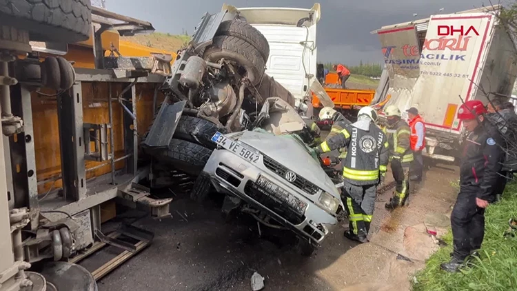 4 Araçlık Kaza TEM’i Felç Etti Trafik Tamamen Durdu 4 Araçlık Kaza TEM’i Felç Etti Trafik Tamamen Durdu