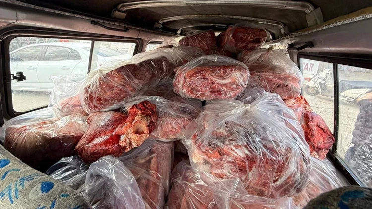 Gaziantep’te Sağlıksız Taşınan 1,6 Ton Sakatat İmha Edildi Sürücü Gözaltına Alındı Gaziantep’te Sağlıksız Taşınan 1,6 Ton Sakatat İmha Edildi Sürücü Gözaltına Alındı