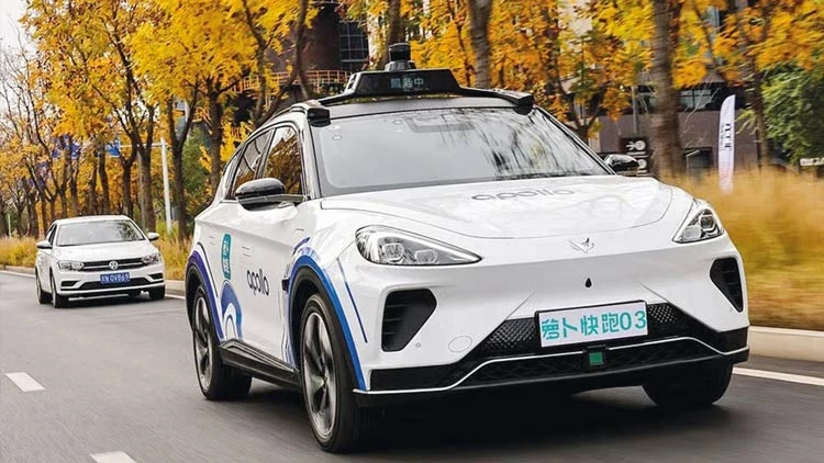 Çin’de Robotaksi Krizi 100 Araç Aynı Anda Durdu Trafik Felç Oldu