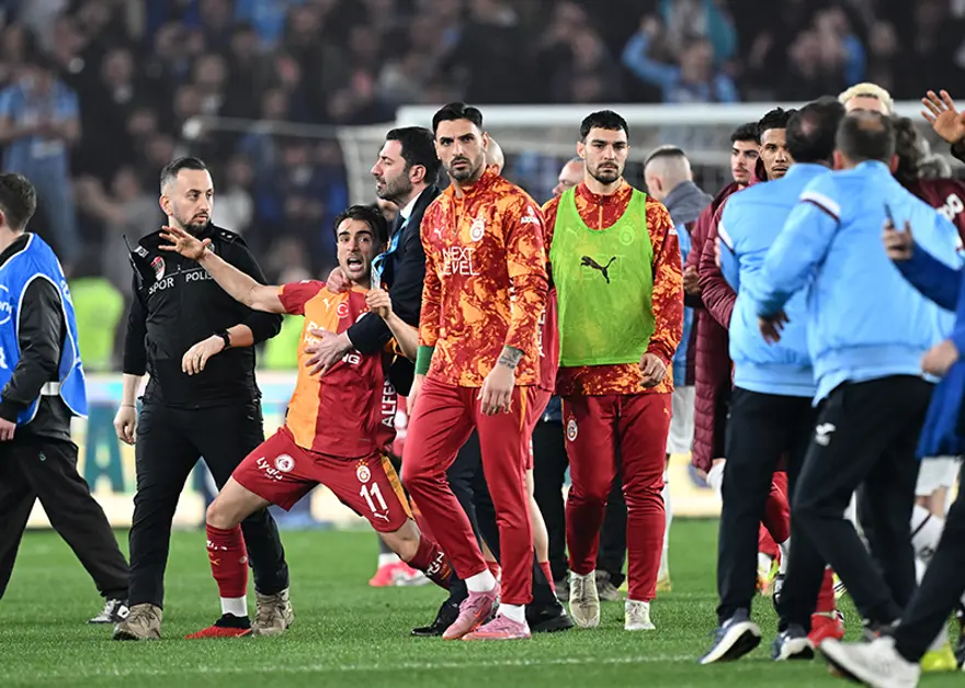 Trabzonspor Galatasaray Maçı Sonrası Ortalık Karıştı Saha İçinde Gerginlik Tırmandı Trabzonspor Galatasaray Maçı Sonrası Ortalık Karıştı Saha İçinde Gerginlik Tırmandı