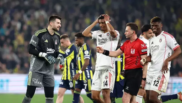 Beşiktaşta Derbi Yenilgisi Tartışma Yarattı Hakem Kararı Gündeme Oturdu