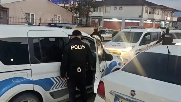Hamile Kadın Okul Bahçesine Sığındı Şiddet İddiası Panik Yarattı Hamile Kadın Okul Bahçesine Sığındı Şiddet İddiası Panik Yarattı