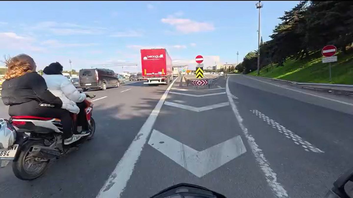 Ataşehir’de Motosiklette Saç Çekme Kavgası Kamerada: Kadın Kamyonun Altında Kalmaktan Kıl Payı Kurtuldu