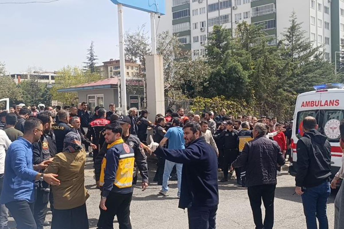 Kahramanmaraş’ta Okul Saldırısı Sonrası Veliler Bölgeye Akın Etti Kahramanmaraş’ta Okul Saldırısı Sonrası Veliler Bölgeye Akın Etti