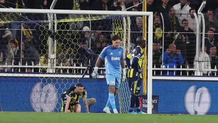 Fenerbahçe Rizespor Beraberliği Sonrası Usta Kalemlerden Sert Eleştiriler Fenerbahçe Rizespor Beraberliği Sonrası Usta Kalemlerden Sert Eleştiriler