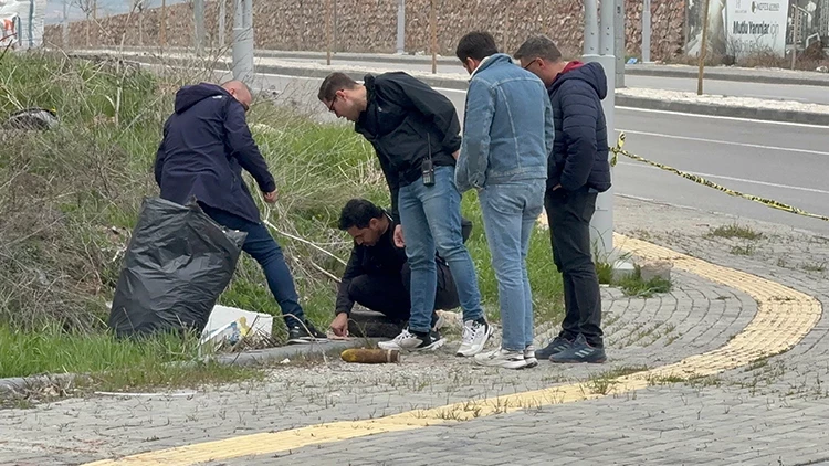 Sivas’ta Yol Kenarında Boş Havan Topu Mermisi Bulundu Sivas’ta Yol Kenarında Boş Havan Topu Mermisi Bulundu