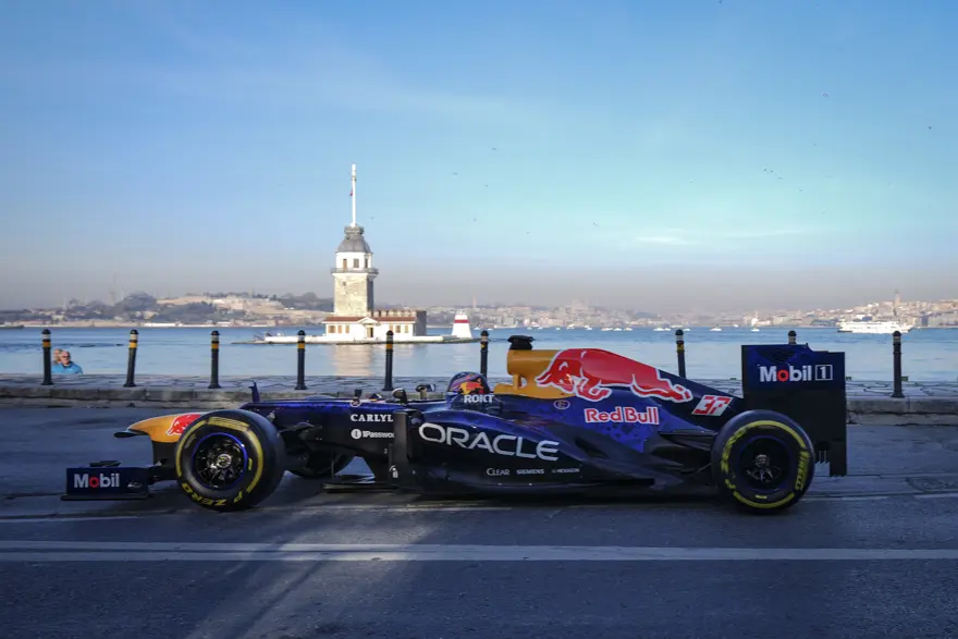Formula 1 Aracı İstanbul Turunda Kız Kulesi’nde Görüntülendi