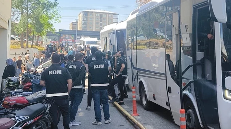 Halfeti Belediyesi Soruşturmasında Eski Başkan Dahil 29 Kişi Tutuklandı Halfeti Belediyesi Soruşturmasında Eski Başkan Dahil 29 Kişi Tutuklandı