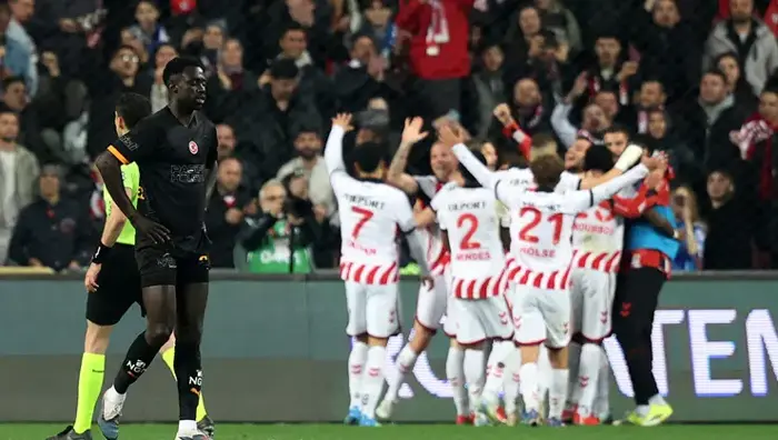 Süper Ligde Şampiyonluk Yarışında Büyük Sürpriz Galatasaray Kaybetti Fenerbahçe Kazandı