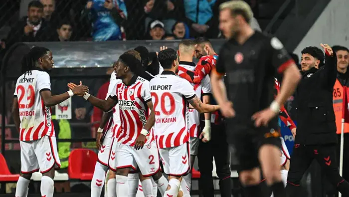 Galatasaray’da Samsunspor Yenilgisi Sonrası Okan Buruk’tan Kritik Toplantı