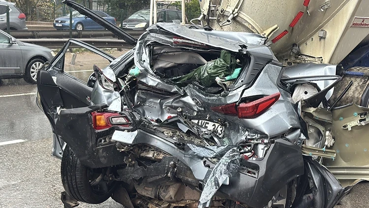 Kocaeli İzmit’te Zincirleme Trafik Kazası: Otomobil Tır İle Tanker Arasında Sıkıştı
