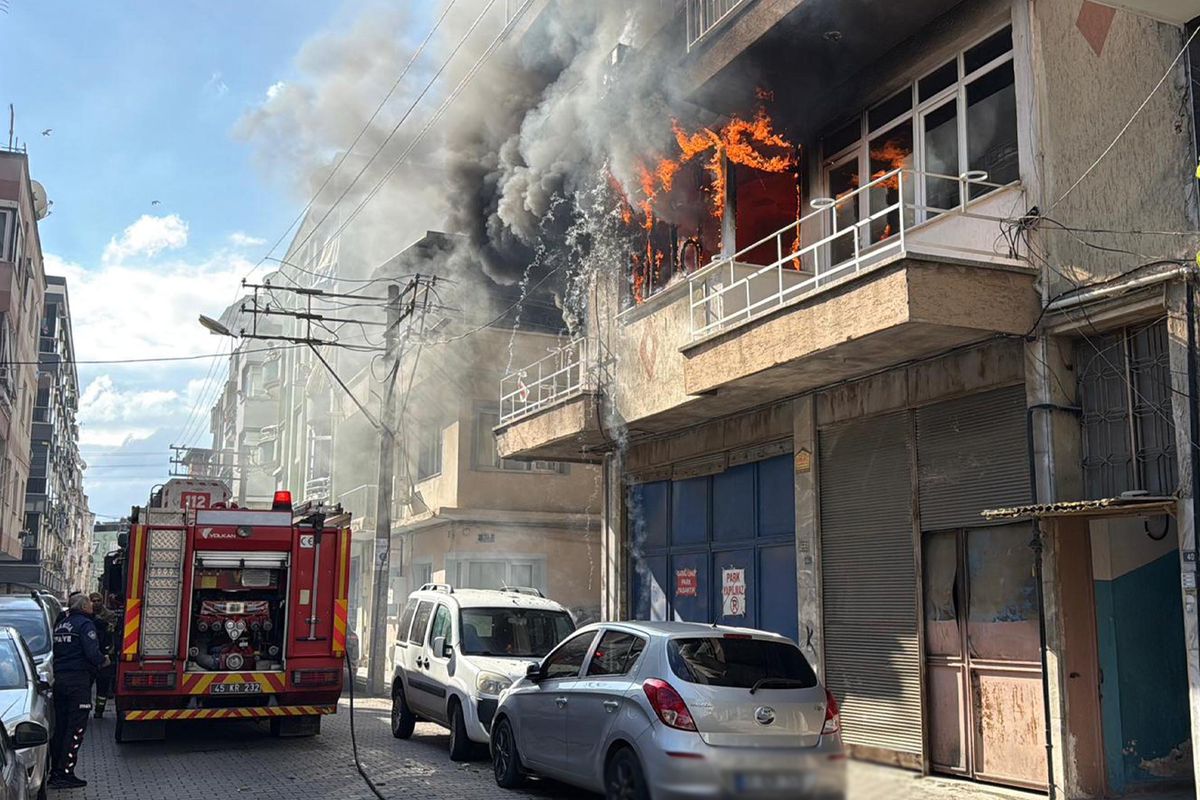 Manisa Turgutlu’da Apartman Yangını: 88 Yaşındaki Mustafa Gökmen Hayatını Kaybetti Manisa Turgutlu’da Apartman Yangını: 88 Yaşındaki Mustafa Gökmen Hayatını Kaybetti