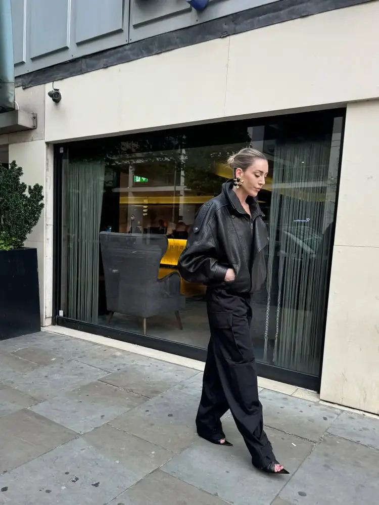 Sinem Kobal Londra Sokaklarında Zarafetiyle Dikkat Çekti