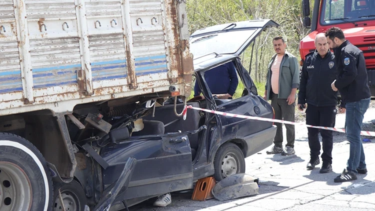 Kayseri Hacılar’da Kamyon İle Otomobil Çarpıştı Anne Hayatını Kaybetti Oğlu Ağır Yaralı