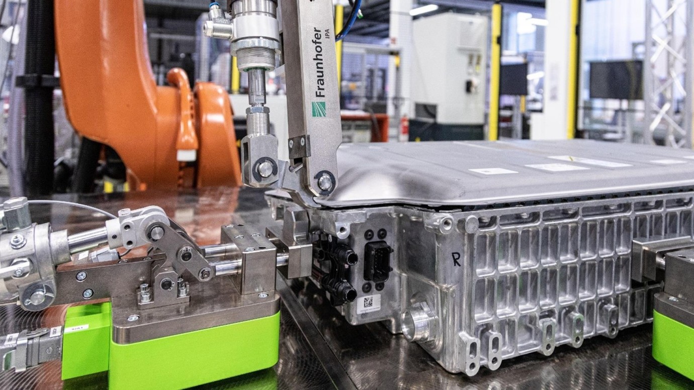 Almanya’dan Eski Elektrikli Araç Bataryalarına Akıllı Robot Çözümü