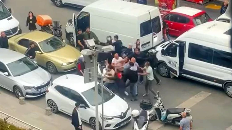 Esenyurt’ta Yol Verme Tartışması Kavgaya Dönüştü Motokuryeye Saldırı Kamerada