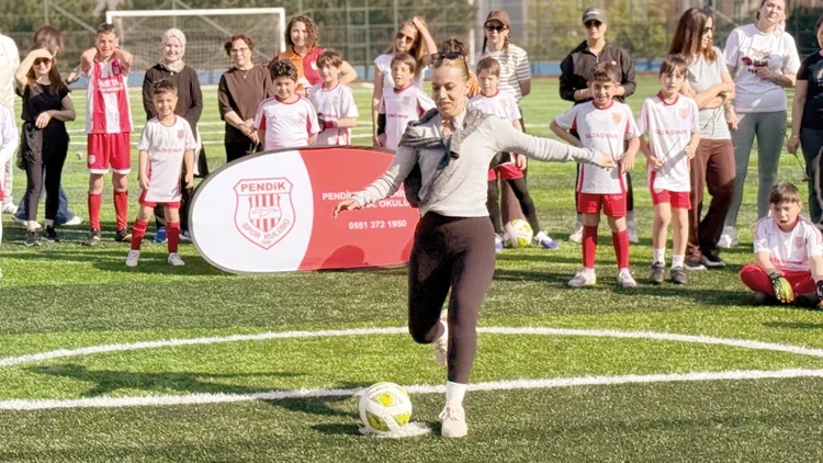 Pendikspor Yenişehir Futbol Okulu’nda Anneler Günü’ne Özel Penaltı Etkinliği
