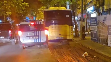 Fatih’te İETT Otobüsüne Saplanan İnşaat Demiri 1 Yolcuyu Yaraladı Fatih’te İETT Otobüsüne Saplanan İnşaat Demiri 1 Yolcuyu Yaraladı