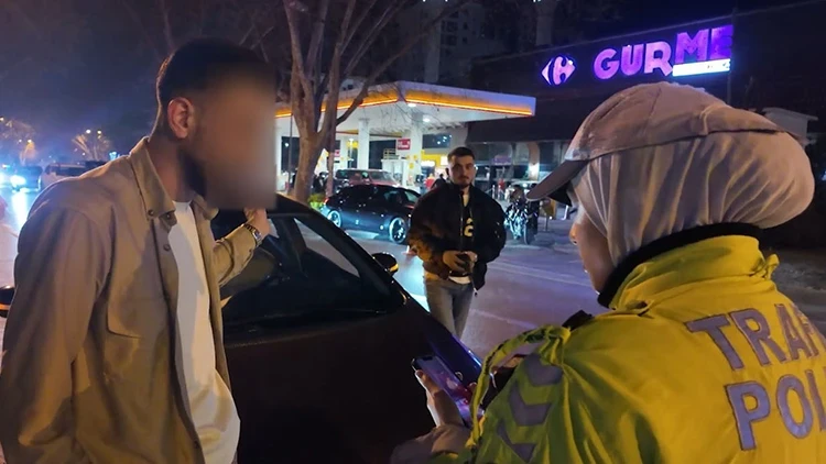 Kadıköy Bağdat Caddesi’nde Sunroof’tan Çıkan Gence Ceza Kadıköy Bağdat Caddesi’nde Sunroof’tan Çıkan Gence Ceza