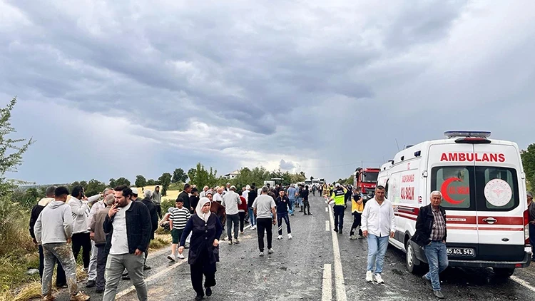 Manisa’da Feci Zincirleme Kaza: 5 Araç Birbirine Girdi, 8 Kişi Yaralandı Manisa’da Feci Zincirleme Kaza: 5 Araç Birbirine Girdi, 8 Kişi Yaralandı