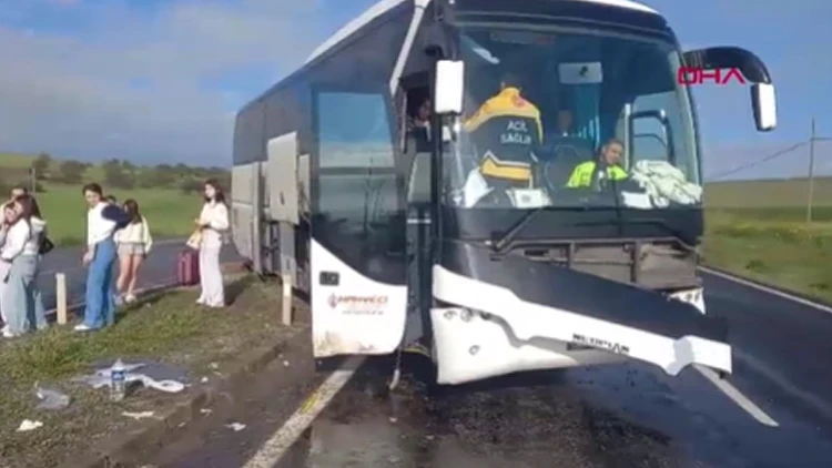 Aksaray Nevşehir Yolunda Tur Otobüsü Kaza Yaptı 16 Kişi Yaralandı Aksaray Nevşehir Yolunda Tur Otobüsü Kaza Yaptı 16 Kişi Yaralandı