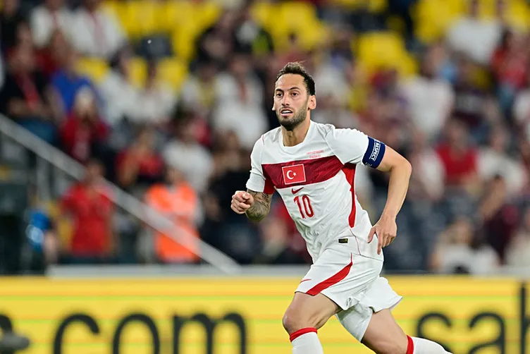 Fenerbahçede Seçim Öncesi Hakan Çalhanoğlu Sürprizi Fenerbahçede Seçim Öncesi Hakan Çalhanoğlu Sürprizi