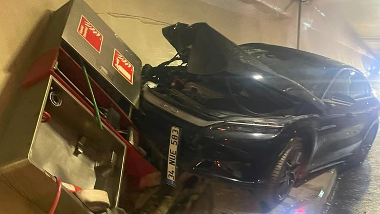 Avrasya Tüneli’nde Panik Anları Kaza Sonrası Su Tünele Aktı Avrasya Tüneli’nde Panik Anları Kaza Sonrası Su Tünele Aktı