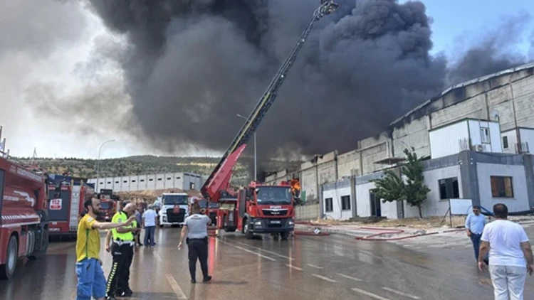 Alevler Organize Sanayi’yi Sardı! Gaziantep’te Tekstil Fabrikasında Büyük Yangın