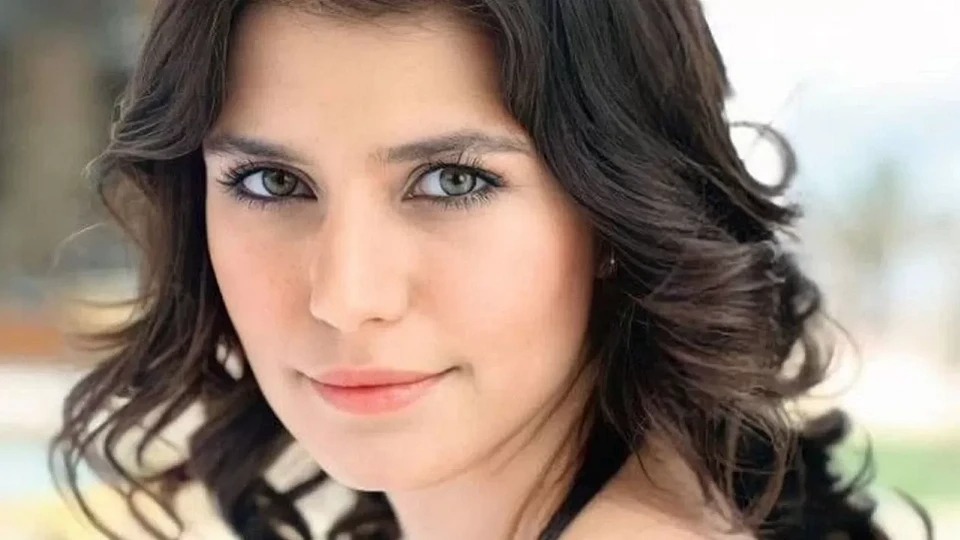 Beren Saat Neden Gözaltına Alındı? Beren Saat Neden Gözaltına Alındı?