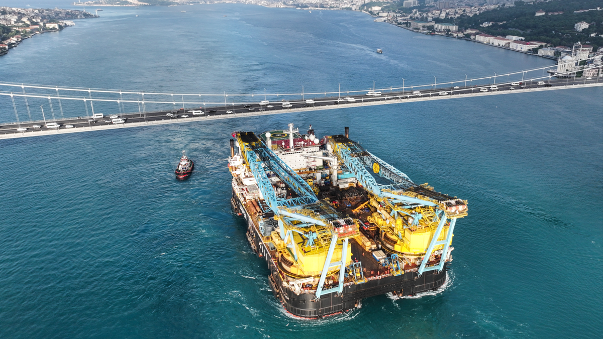 Dünyanın En Büyük Vinç Gemilerinden Saipem 7000 İstanbul Boğazı'ndan Geçiyor