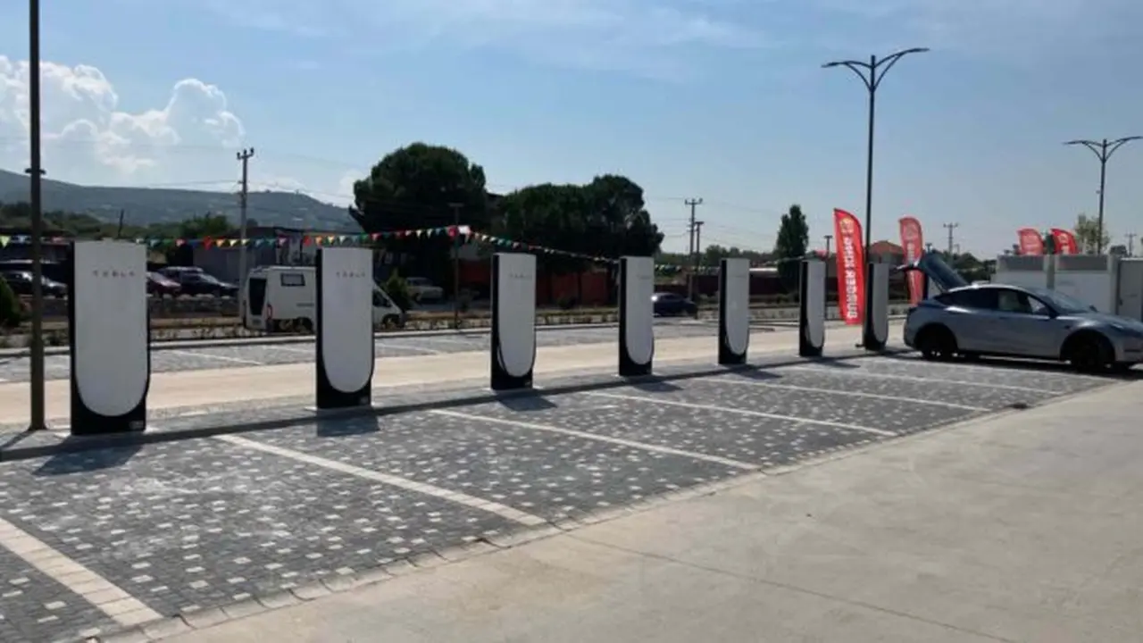Tesla'dan Muğla'ya Yeni Supercharger İstasyonu! Türkiye'deki Ağ Büyümeye Devam Ediyor Tesla'dan Muğla'ya Yeni Supercharger İstasyonu! Türkiye'deki Ağ Büyümeye Devam Ediyor