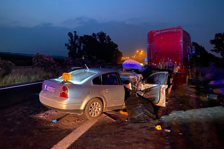 Adana'da Emniyet Şeridindeki TIR'a Çarpan Otomobilde 2 Kişi Hayatını Kaybetti Adana'da Emniyet Şeridindeki TIR'a Çarpan Otomobilde 2 Kişi Hayatını Kaybetti