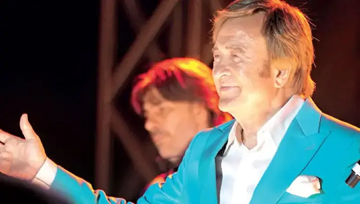 Erol Evgin Alaçatı'da Sahne Aldı: "Adam Hâlâ Yakışıklı Deyin" Erol Evgin Alaçatı'da Sahne Aldı: "Adam Hâlâ Yakışıklı Deyin"