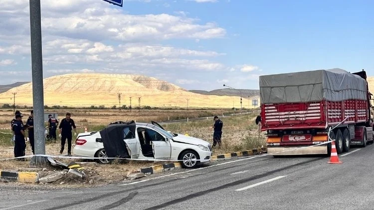 Çankırı'da Kamyon İle Otomobil Çarpıştı: 3 Kişi Hayatını Kaybetti, 2 Yaralı