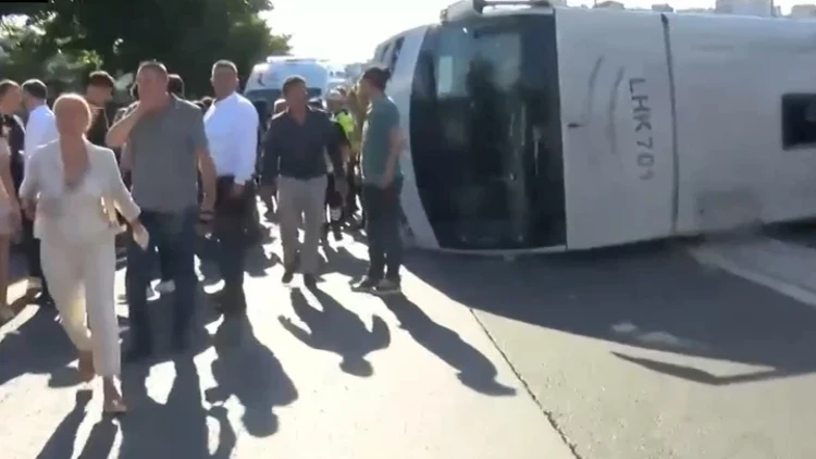 Sarıyer'de TEM Otoyolu'nda Midibüs Devrildi: Yaralılar Var Sarıyer'de TEM Otoyolu'nda Midibüs Devrildi: Yaralılar Var