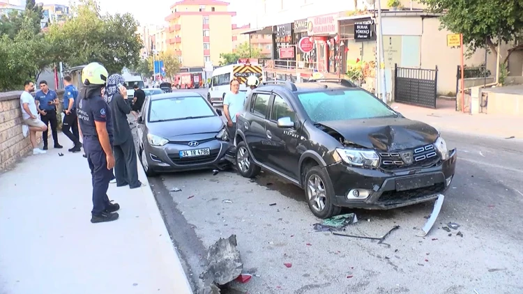 Kartal'da Otomobil Park Halindeki 3 Araca Çarptı: 2 Kişi Yaralandı