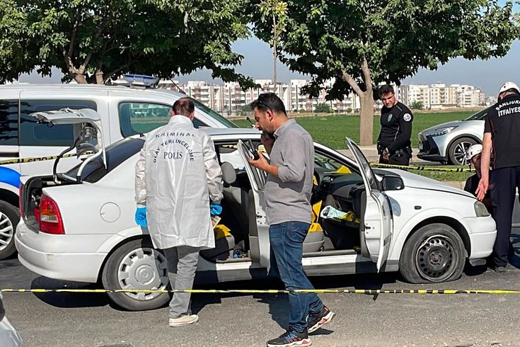 Şanlıurfa’da Kırmızı Işıkta Silahlı Saldırı: 1 Kişi Öldü, 2 Kişi Yaralandı Şanlıurfa’da Kırmızı Işıkta Silahlı Saldırı: 1 Kişi Öldü, 2 Kişi Yaralandı