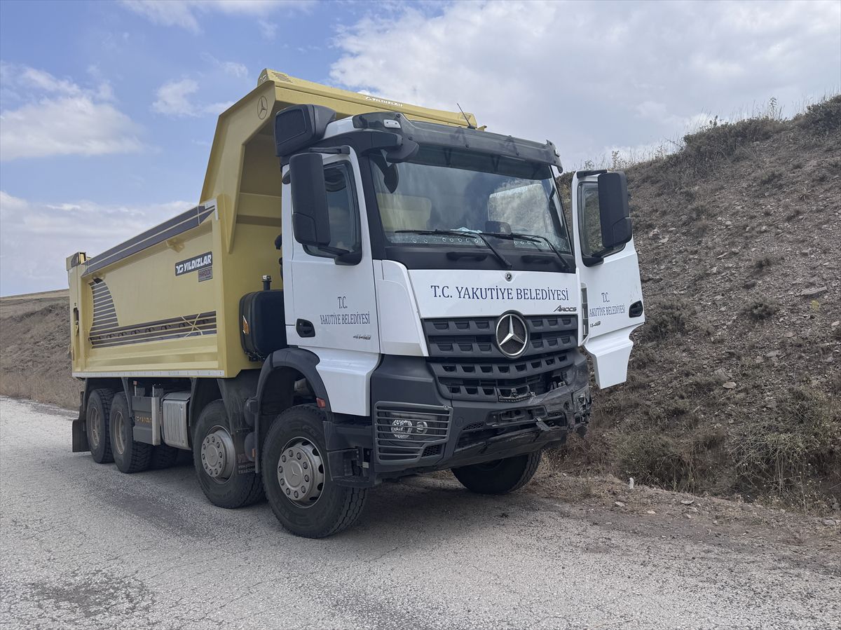 Erzurum’da Otomobil İle Hafriyat Kamyonu Çarpıştı: 2 Kişi Hayatını Kaybetti Erzurum’da Otomobil İle Hafriyat Kamyonu Çarpıştı: 2 Kişi Hayatını Kaybetti