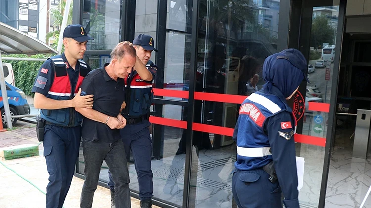 Alanya’da Eşini Ve Kayınvalidesini Bıçaklayan Şüpheli Adliyeye Sevk Edildi Alanya’da Eşini Ve Kayınvalidesini Bıçaklayan Şüpheli Adliyeye Sevk Edildi